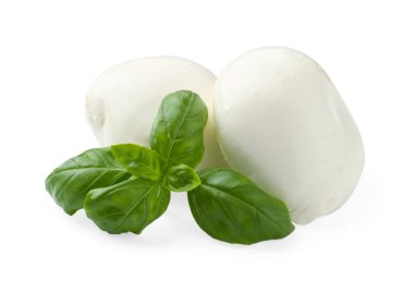 Lezzetli mozzarella peyniri ve fesleğen beyaz üzerine izole edilmiş.