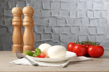 Lezzetli mozzarella peyniri topları, domates ve fesleğen.