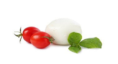 Beyaz arka planda lezzetli mozarella peynir topu, domates ve fesleğen.