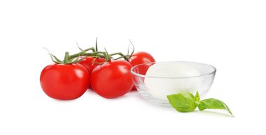 Beyaz arka planda lezzetli mozarella peynir topu, domates ve fesleğen.