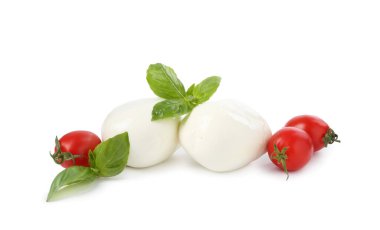 Beyaz arka planda lezzetli mozzarella peynir topları, domates ve fesleğen.