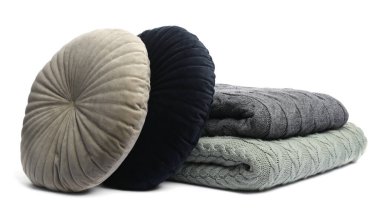 Beyaz üzerine izole edilmiş yün battaniye ve yastıklar.