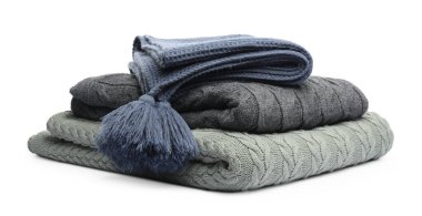 Beyaz üzerine izole edilmiş katlanmış battaniye yığını