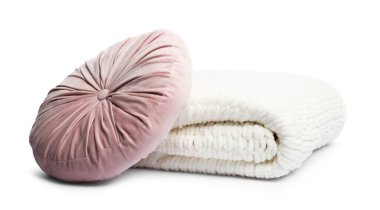 Katlanmış yün battaniye ve yastık beyaza izole edilmiş.