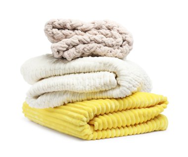 Beyaz üzerine izole edilmiş katlanmış battaniye yığını