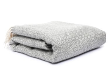 Katlanmış gri yünlü battaniye beyaza izole edilmiş.