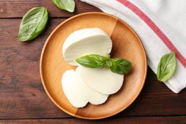 Lezzetli mozzarella ve fesleğen ahşap masada, düz yatıyordu.