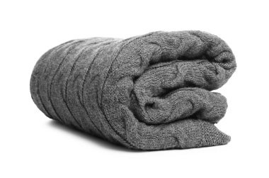 Katlanmış gri yünlü battaniye beyaza izole edilmiş.