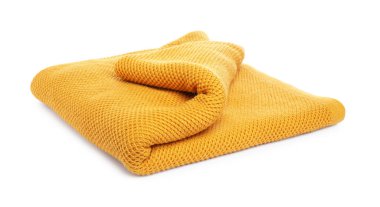 Katlanmış turuncu yün battaniye beyaza izole edilmiş.