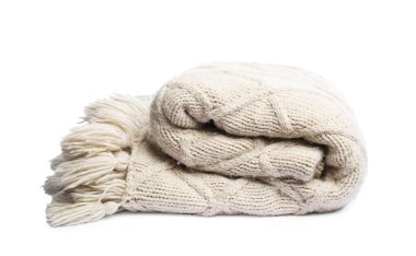 Beyaz üzerine izole edilmiş katlanmış bej yün battaniye.