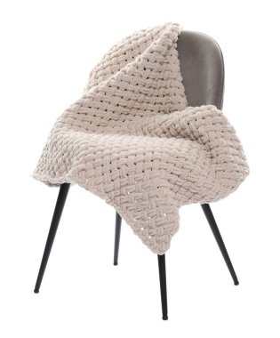 Beyaz üzerinde battaniyesi olan rahat bir koltuk.