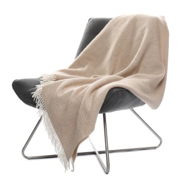 Beyaz üzerinde battaniyesi olan rahat bir koltuk.