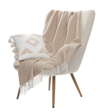 Battaniyeli ve yastıklı rahat bir koltuk beyaz üzerine izole edilmiş.