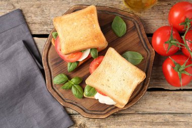 Peynirli, domatesli ve fesleğenli lezzetli sandviçler.