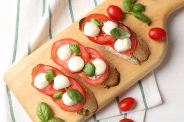 Peynirli, domatesli ve fesleğenli lezzetli sandviçler.