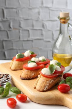 Peynirli, domatesli ve fesleğenli lezzetli sandviçler.