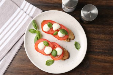 Peynirli, domatesli ve fesleğenli lezzetli sandviçler.