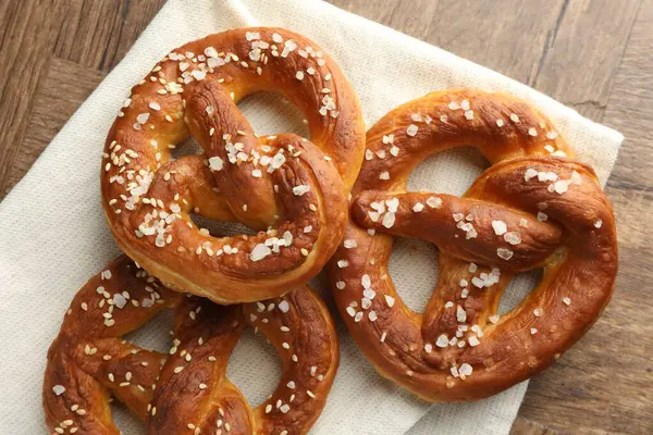 Tahta masada tuzlu krakerler, düz yatış.