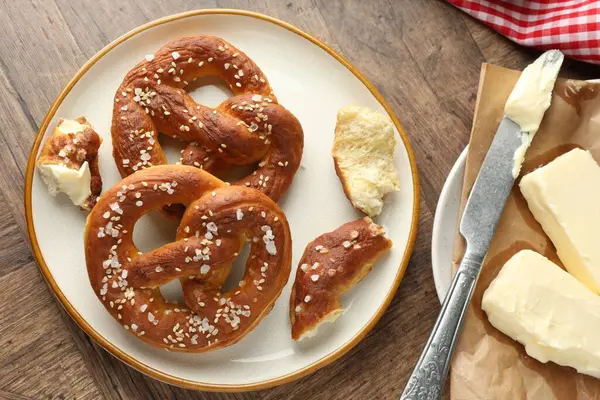 Tahta masada tuz ve tereyağlı lezzetli krakerler, düz uzanmış.
