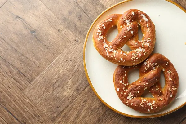 Ahşap masada tuzlu krakerler, üst manzara. Metin için boşluk