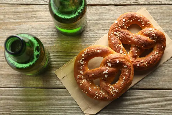 Lezzetli krakerler ve bira şişeleri ahşap masada, düz yatıyordu.