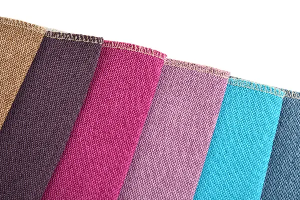 Beyaz, üst görünümde izole edilmiş farklı kumaş örnekleri