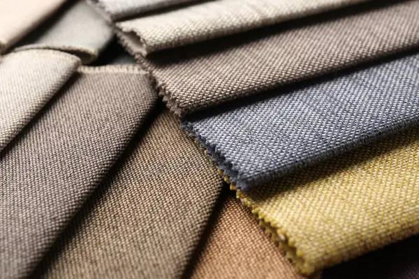 Arka plan olarak farklı kumaşlardan örnekler, yakın plan