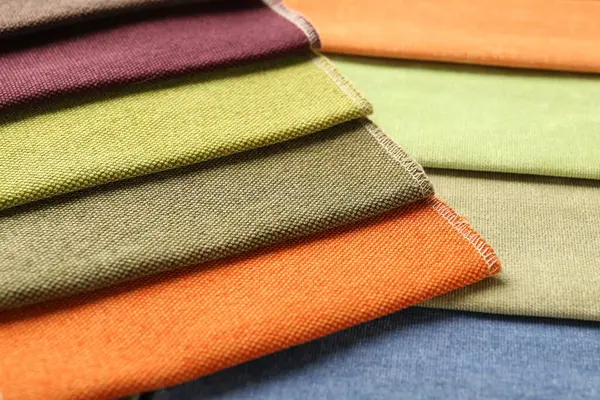 Arka plan olarak farklı kumaşlardan örnekler, yakın plan