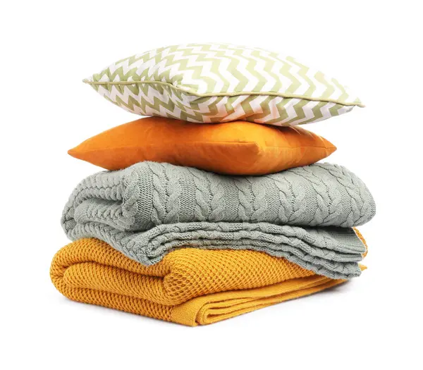 Beyaz üzerine izole edilmiş yün battaniye ve yastıklar.