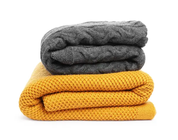 İki katlanmış yün battaniye beyaza izole edilmiş.