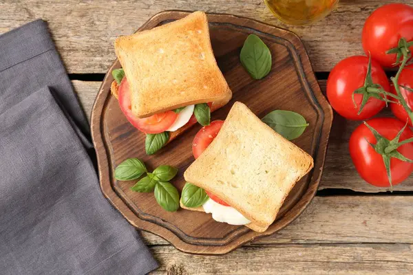 Peynirli, domatesli ve fesleğenli lezzetli sandviçler.