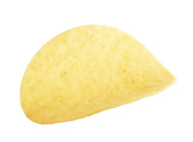 Beyaza izole edilmiş lezzetli bir patates cipsi.