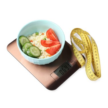 Elektronik mutfak pulları, sebzeli pirinç ve beyaza izole edilmiş mezura.