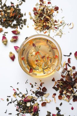 Lezzetli bitkisel çay ve beyaz arka planda farklı biralar.