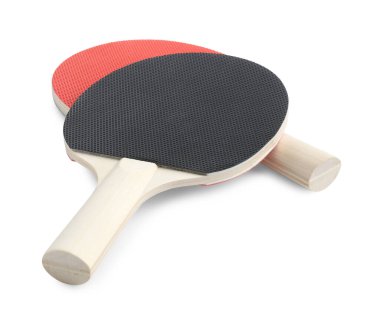 Beyaz üzerine izole edilmiş iki ping pong raketi.