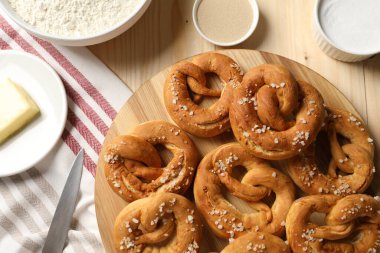 Lezzetli krakerler ve malzemeler ahşap masada, düz yerde.