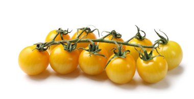 Beyaz üzerine izole edilmiş sarı kiraz domatesli dal