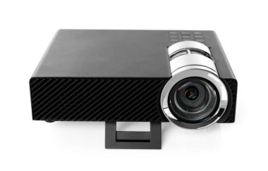 Bir modern video projektörü beyaza izole edildi