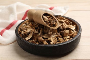 Kuru hindiba kökleri kasede ve ahşap masada kepçe, yakın plan.