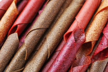 Arka plan olarak lezzetli meyve dürümleri, manzaranın üstünde.