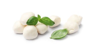 Lezzetli mozzarella peynirli toplar ve beyaz üzerine izole edilmiş fesleğen.
