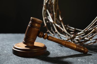 Dikenli taç ve yargıç tokmağı koyu dokulu arka plan, yakın plan