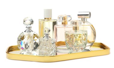 Birçok farklı parfüm şişesi beyaza izole edilmiş.