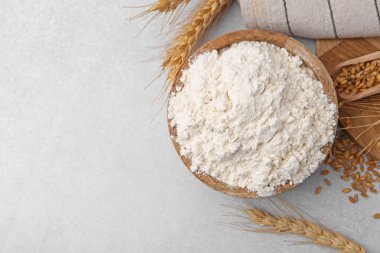 Buğday unu, tahıl ve çiviler beyaz masada, düz yerde. Metin için boşluk