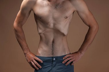 Bej arka planda anoreksiden muzdarip bir adam, yakın plan.