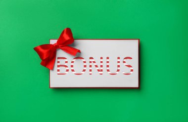Yeşil arka planda kırmızı fiyonklu bonus kart, üst görünüm