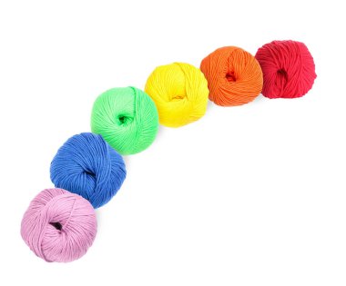 Beyaz, üst görünümde izole edilmiş farklı renklerde iplik örmek