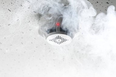 Yangın alarmı. Tavandaki detektör duman tarafından tetiklendi