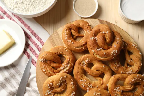 Lezzetli krakerler ve malzemeler ahşap masada, düz yerde.