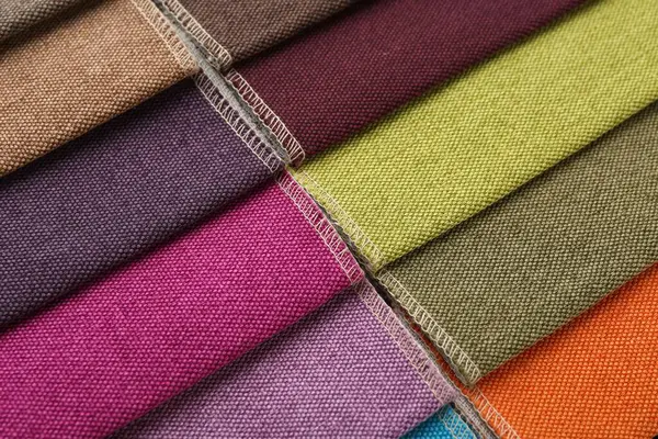 Arka plan olarak farklı kumaşlardan örnekler, yakın plan